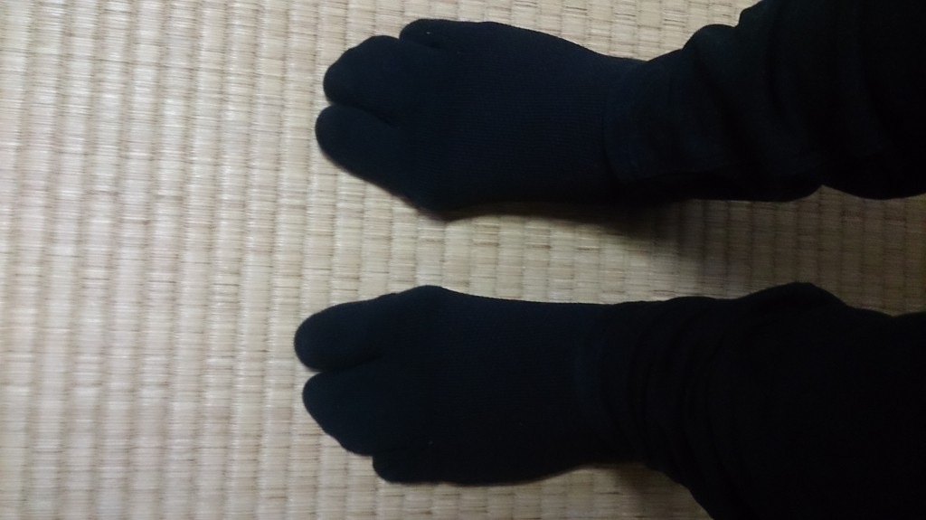 笠原巌さんが開発した3本指テーピング靴下を購入。外反母趾で悩んでいる方へ！「実は外反母趾に手術は必要ない」と書かれていて「外反母趾手術を行った患者の９５％は再発」している。