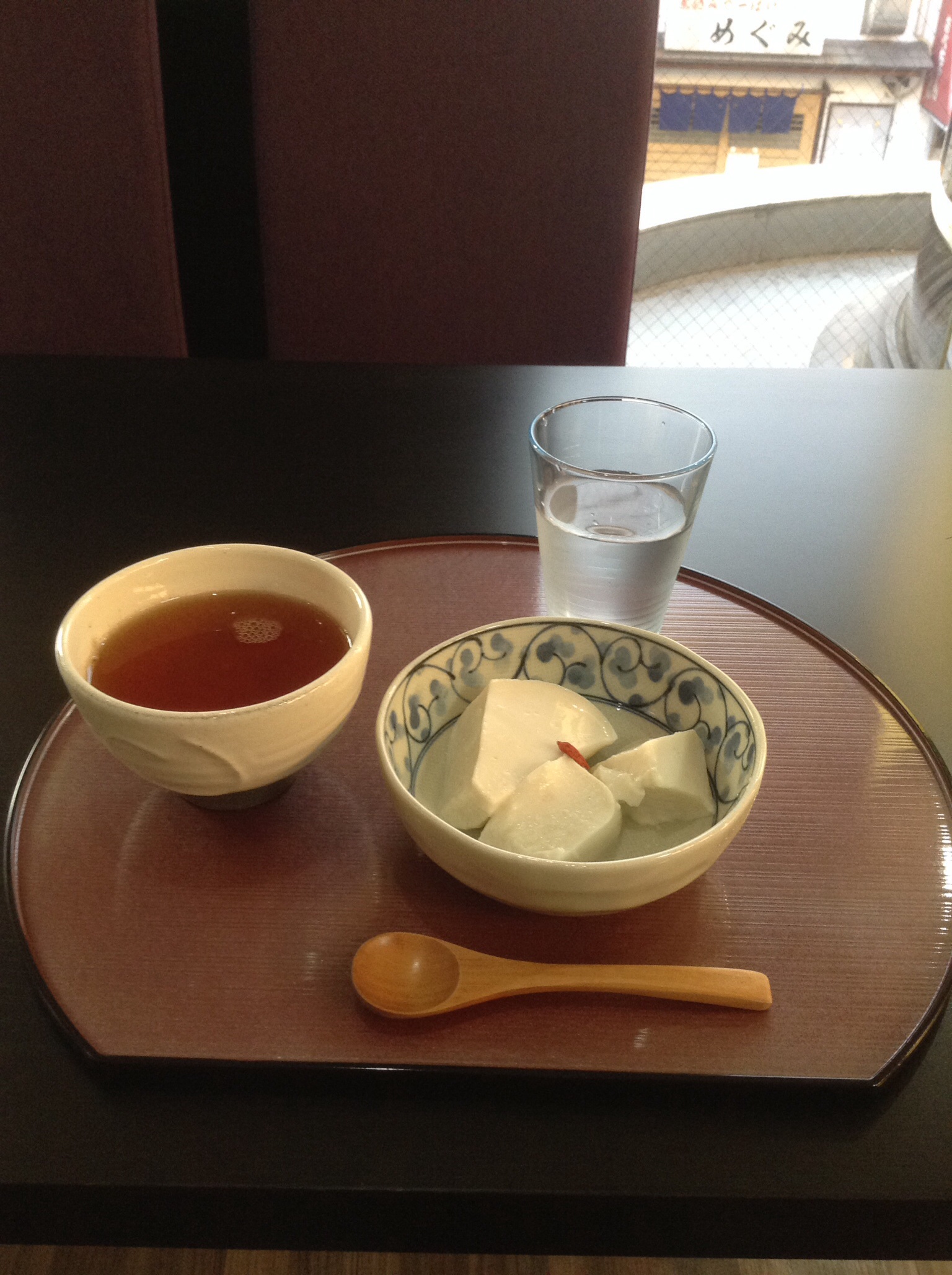 近所の日本茶カフェにて。アイスプーアル茶と白ゴマプリン